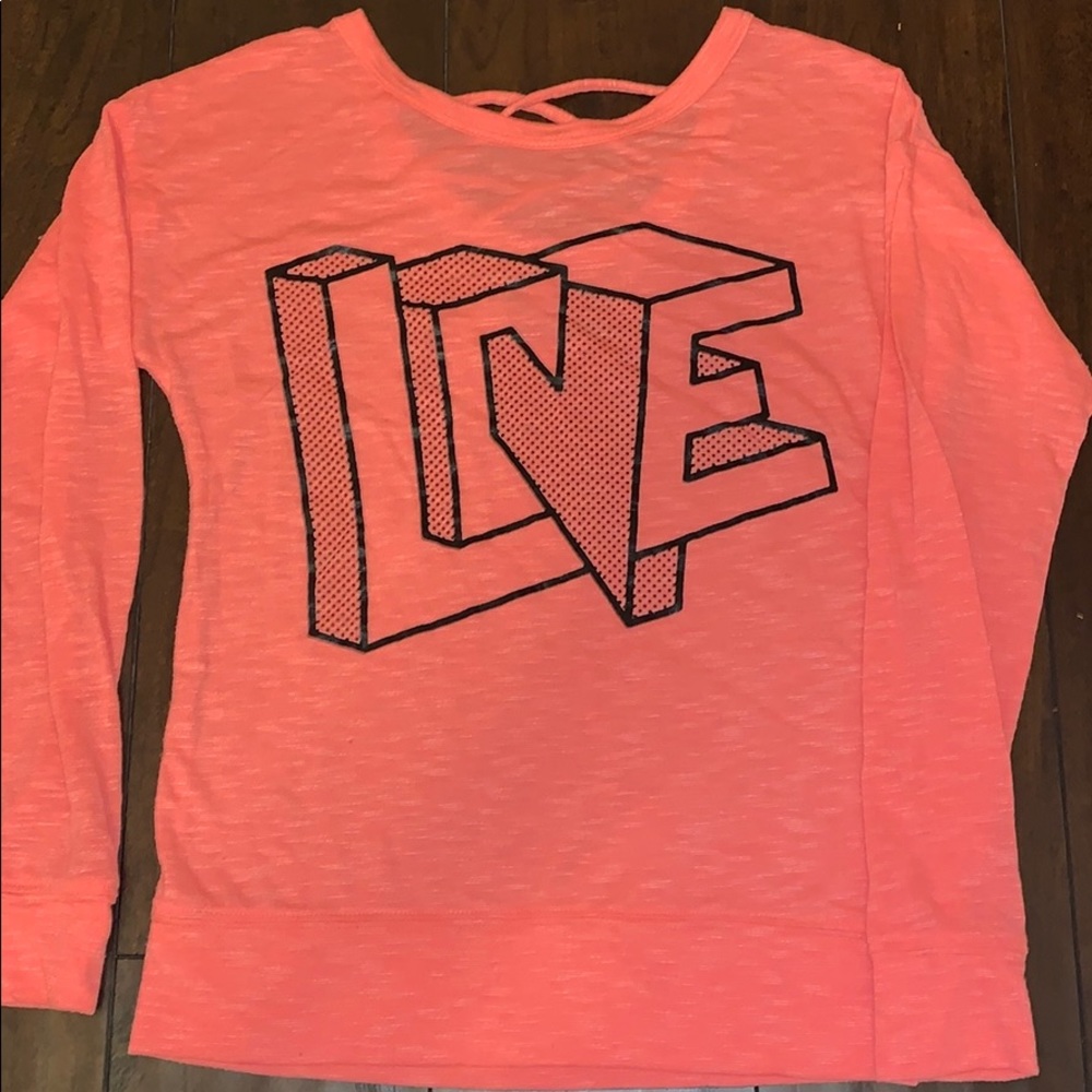Long sleeve top.